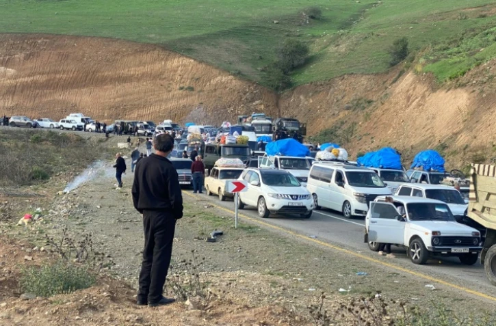 Des réfugiés arméniens fuient le Karabakh face à l'offensive de l'armée azerbaïdjanaise, le 28 septembre 2023