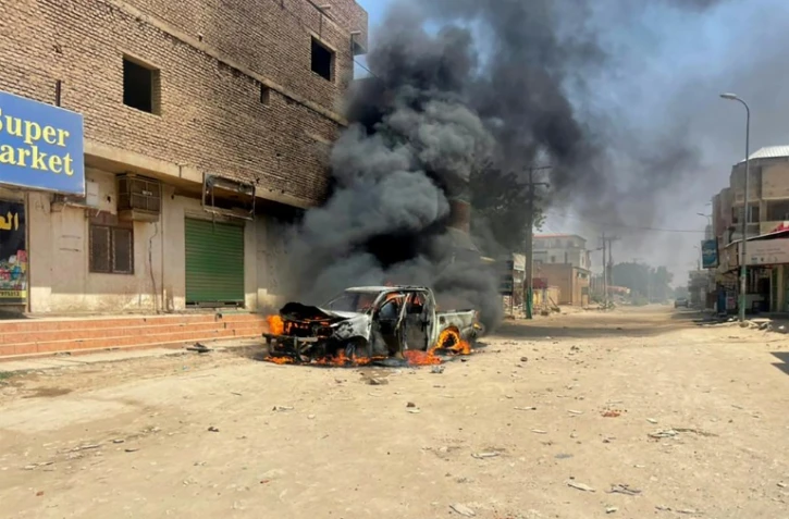 Une voiture calcinée à la suite d'un conflit tribal dans la ville soudanaise de Kassala, le 18 juillet 2022 