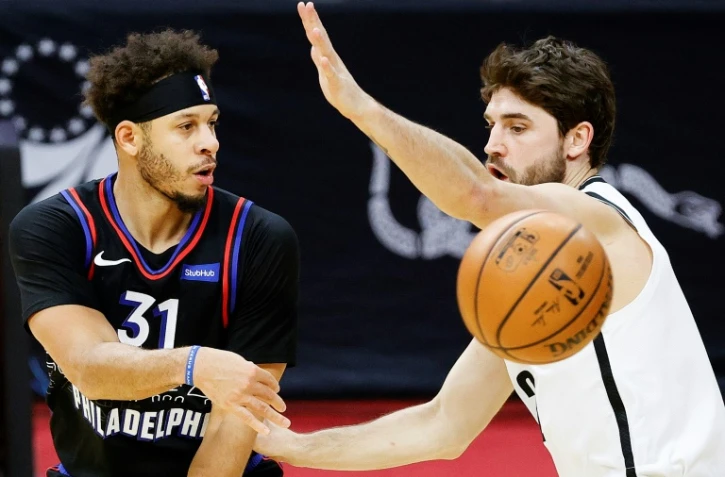 Stephen Curry (N.31), la star des Golden State Warriors, contre Philadelphie en NBA le 6 février 2021 au Wells Fargo Center à Philadelphie