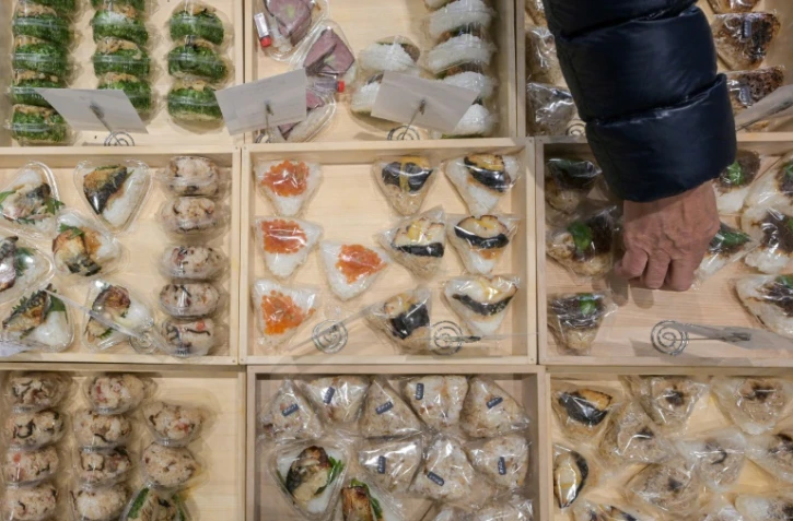 Différentes sortes de boulettes de riz onigiri sur un étal de l'entreprise Taro Tokyo Onigiri, le 6 décembre 2023 à Tokyo