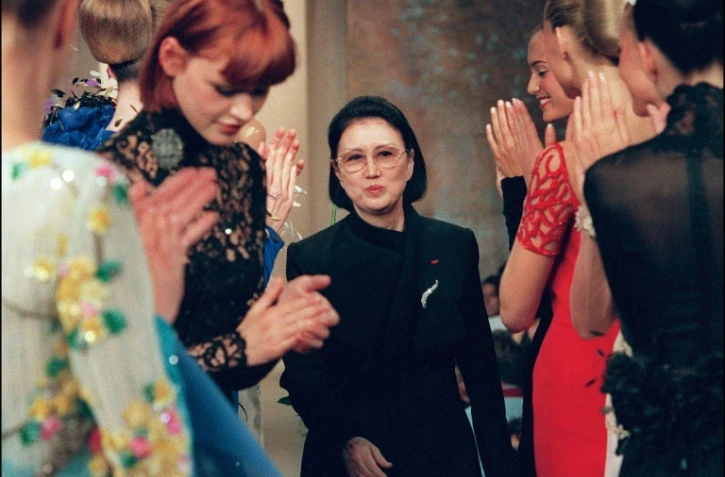 La créatrice de mode japonaise Hanae Mori applaudie à la fin de son défilé automne-hiver 1998-1999, le 21 juillet 1998 à Paris