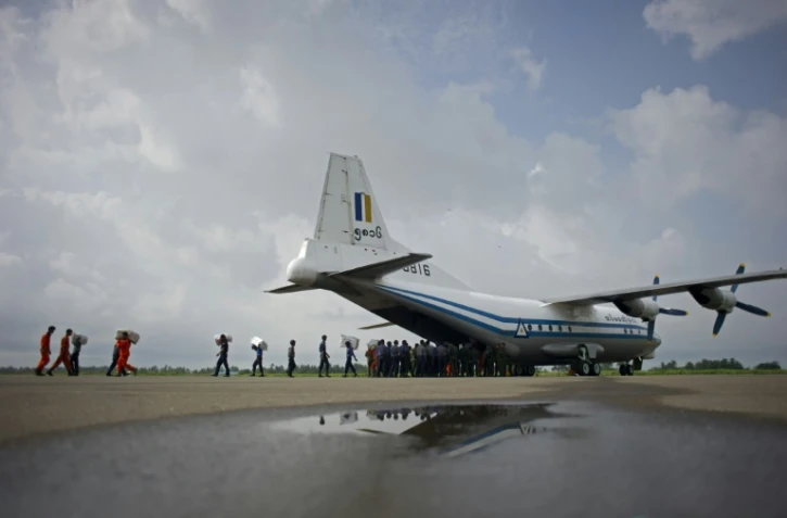 Un avion de transport Shaanxi Y-8 de la Force aérienne de Birmanie, semblable à l'avion militaire transportant plus de 100 personnes qui a disparu, photographié le 5 août 2015 à l'aéroport de Sittwe dans l'état de Rakhine 