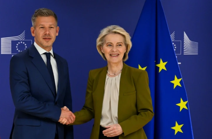 Le futur Premier ministre hongrois Peter Magyar (g) et la présidente de la Commission européenne Ursula von der Leyen, à Bruxelles, le 29 avril 2026