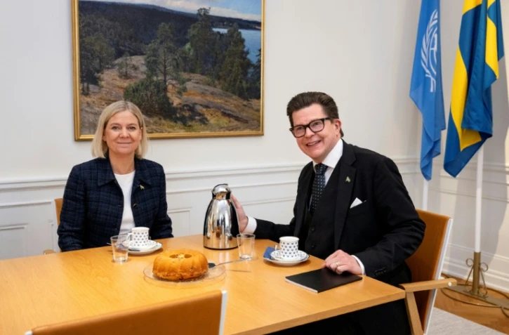 Le chef du Parlement suédois Andreas Norlén  (à droite) reçoit la cheffe des sociaux-démocrates Magdalena Andersson, à Stockholm, le 18 septembre 2026