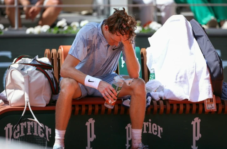 Le N.1 mondial Jannik Sinner tente de se rafraîchir sous une chaleur accablante, lors de son match finalement perdu face à l'Argentin Manuel Cerundolo, le 28 mai 2026 à Roland-Garros