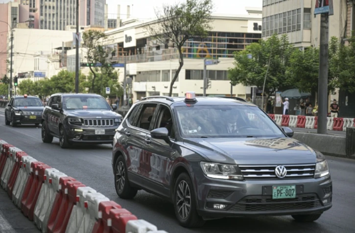 Le convoi de la présidente péruvienne Dina Boluarte arrive au siège du ministère public à Lima, le 5 avril 2024