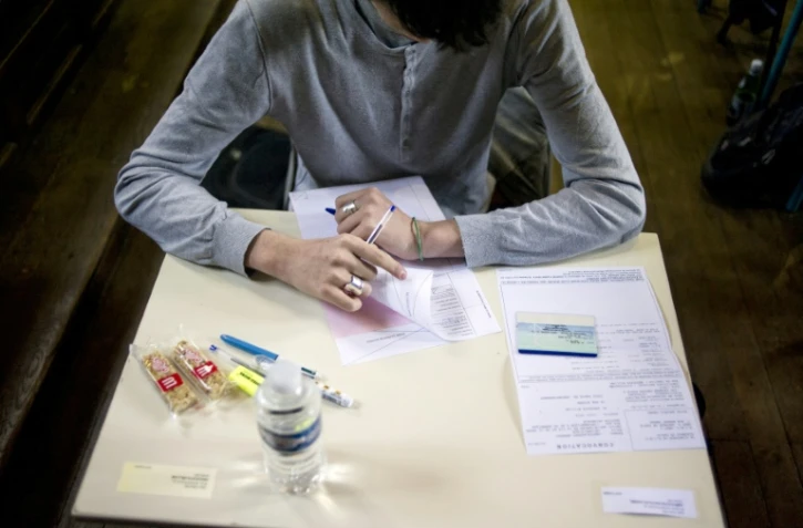 PrÚs de 700.000 candidats au baccalauréat, de 14 à 82 ans, se retrouveront au sein de 4.600 centres d'examen pour noircir quelque quatre millions de copies