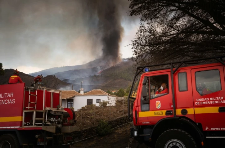 Des camions de pompiers dans une zone d'habitations touchée par l'éruption du volcan Cumbre Vieja, à Los Llanos de Aridane, sur l'île de La Palma, dans l'archipel des Canaries, le 20 septembre 2021
residential area of Los Campitos at Los Llanos de Aridane, on the Canary Island of La Palma on September 20, 2021. A surge of lava destroyed around 100 homes on Spain's Canary Islands a day after the Cumbre Vieja volcano erupted, forcing 5,000 people to leave the area. The Cumbre Vieja erupted on Sunday, sending vast plumes of thick black smoke into the sky and belching molten lava that oozed down the mountainside on the island of La Palma.