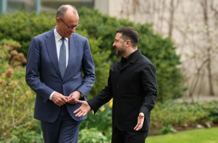 Le chancelier allemand Friedrich Merz (g) accueille le président ukrainien Volodymyr Zelensky à Berlin, le 14 avril 2026