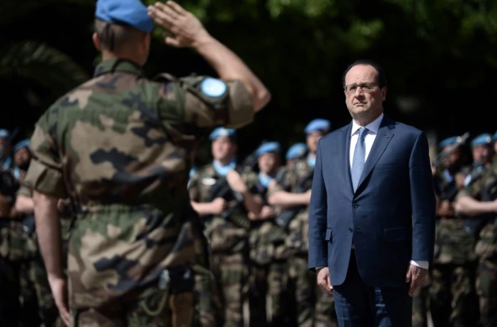 Le président Hollande assiste à une cérémonie avec des Casques bleus français membres de la FINUL à Beyrouth, le 17 avril 2016