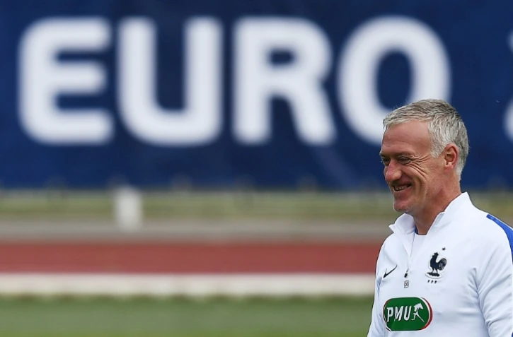 Le sélectionneur de l'équipe de France Didier Deschamps dirige une séance d'entraînement avec les Bleus à Clairefontaine, le 6 juin 2016