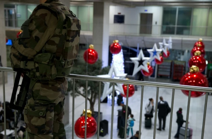 Des soldats patrouillent dans le hall de l'aéroport de Roissy CDG, le 3 décembre 2015