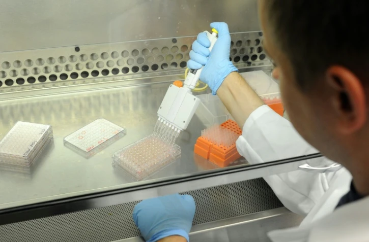 Des chercheurs travaillent sur le virus du SIDA dans une université de Philadelphie (Etats-Unis), le 31 juillet 2014