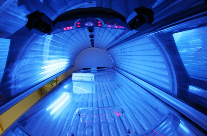 Vue de l'intérieur d'une cabine de bronzage. La sécurité des appareils et leurs conditions d'utilisation constituent l'essentiel des reproches