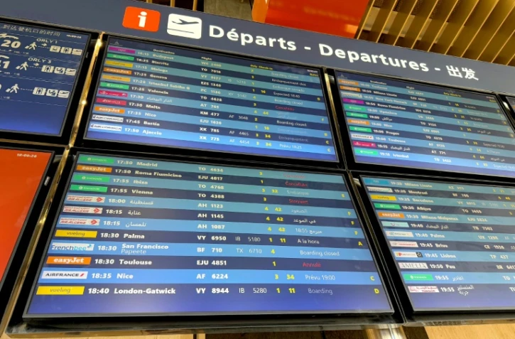 Des panneaux d'information sur les vols au départ lors d'une panne des systèmes de contrôle aérien à l'aéroport de Paris-Orly, au sud de Paris, le 18 mai 2025