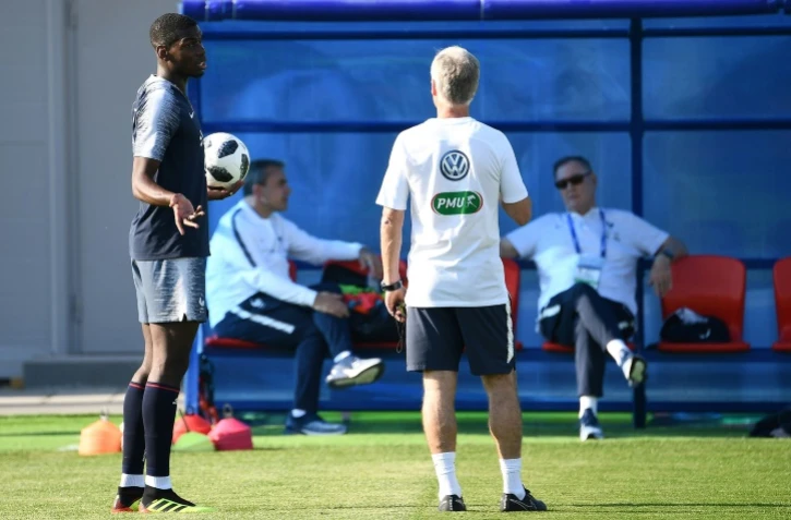 Le milieu de terrain français Paul Pogba en discussion avec le sélectionneur Didier Deschamps, le 18 juin 2018 à Istra 