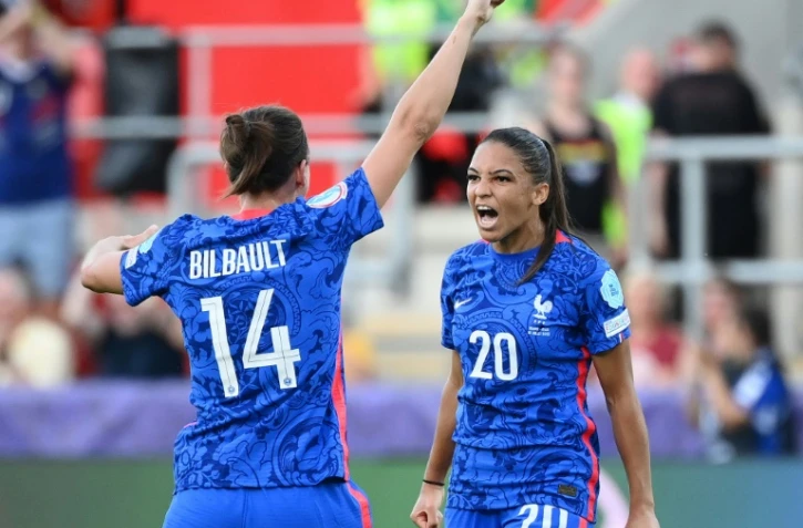 Delphine Cascarino célèbre son but, le 3e de l'équipe de France, avec Charlotte Bilbaut le 10 juillet 2022 au New York Stadium de Rotherham. En s'imposant 5-1 face à l'Italie, les Bleues ont réussi leur entrée dans l'Euro