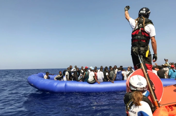 L'Ocean Viking recueille des migrants en Méditerranée, le 11 août 2019