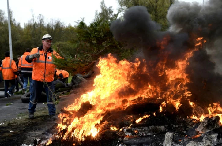 Des salariés et syndicalistes de l'aciérie Ascoval brûlent des pneus lors d'une manifestation devant l'usine de Saint-Saulve, le 24 octobre 2018