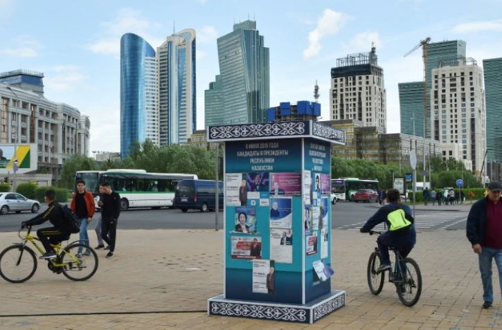 Les affiches des candidats à la présidentielle dans une rue de la ville de la capitale du Kazakhstan, Nur-Sultan (ex-Astana), le 7 juin 2019