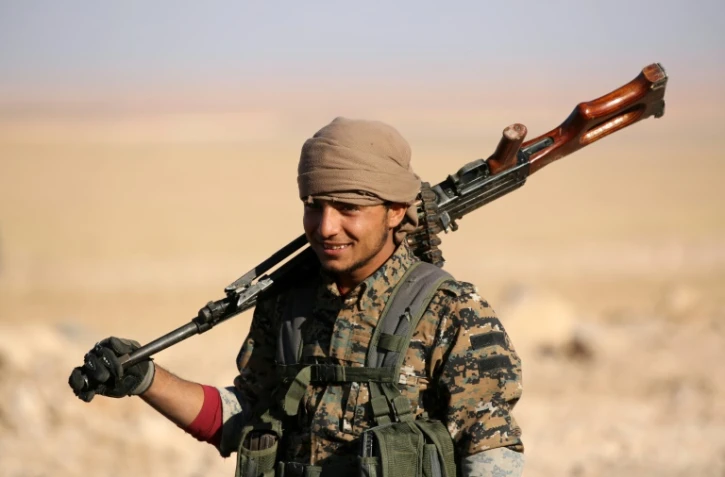 Un membre des Forces Démocratiques syrienne près de Ain Issa (50 km au nord de la ville syrienne de Raqa), le 6 novembre 2016
