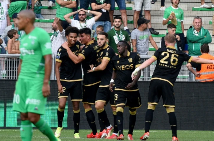 La joie des Niçois, après le 2e but marqué par l'ailier néerlandais Calvin Stengs (g), face à Saint-Etienne, lors de leur match de Ligue 1, le 25 septembre 2021 au Stade Geoffroy-Guichard 