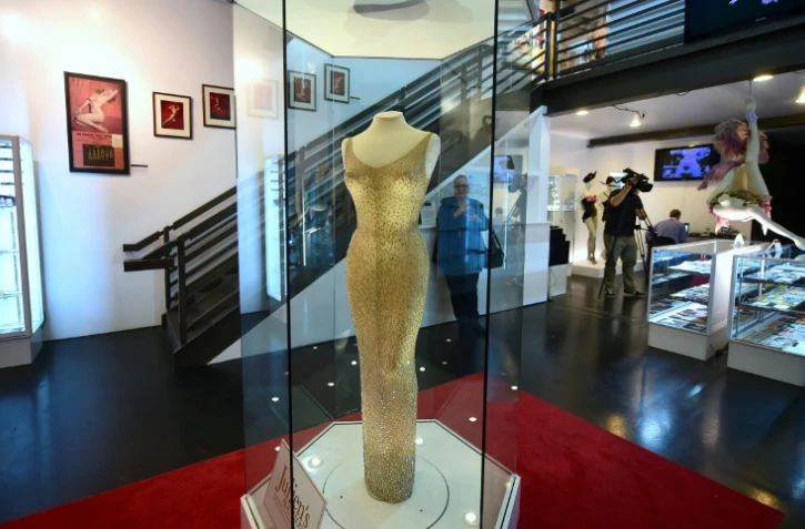 La mythique robe moulante portée par Marilyn Monroe pour chanter lascivement "Happy birthday" au président John F. Kennedy pour son 45ème anniversaire est exposée dans la sallz de ventes aux enchères Julien's àLos Angeles le 17 novembre 2016 