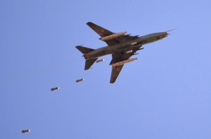 Un Sukhoi Su-22 de l'armée syrienne tire des bombes contre le réduit du groupe jihadiste Etat islamique (EI) dans le sud de Damas, le 24 avril 2018