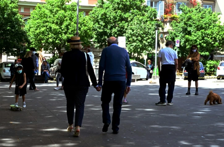Un couple de promeneurs, le 3 mai 2020 Ă Rome
