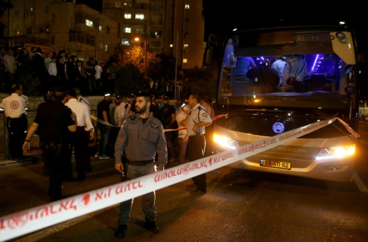 Des forces de sécurité et des secouristes sur le site où un Arabe a poignardé un Israélien avant d'être tué le 12 octobre 2015 à Jérusalem