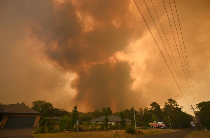 Des fumées d'incendie près de maisons à Bargo, en banlieue de Sydney (Australie), le 21 décembre 2019