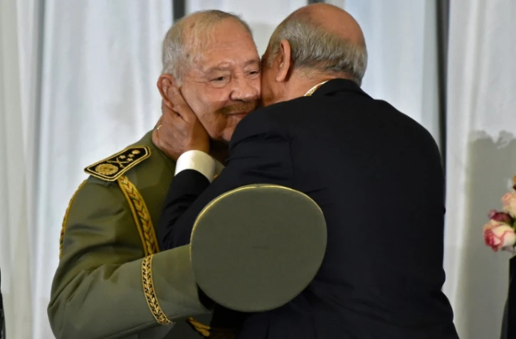 Le général Ahmed Gaïd Salah (de face), chef d'état-major de l'armée, reçoit l'accolade du nouveau président algérien Abdelmadjid Tebboune, le 19 décembre 2019 à Alger lors de l'intronisation du nouveau chef de l'Etat