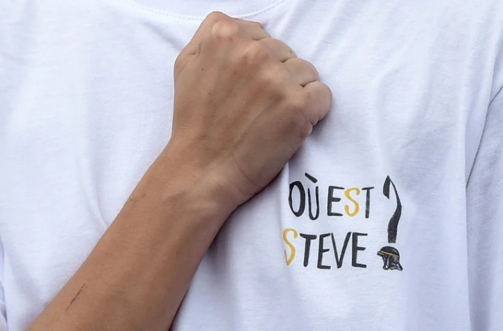 Une proche de Steve Maia Caniço lors d'un rassemblement en hommage au jeune homme, à Nantes, le 20 juillet 2019