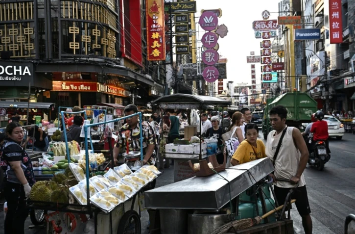 Des vendeurs ambulants, le 29 avril 2026 à Bangkok 