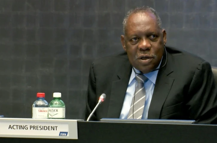 Capture d'écran d'une vidéo fournie par la Fifa montrant son président par intérim  Issa Hayatou dans les locaux de l'instance à Zurich, lors d'un comité exécutif extraordinaire, le 20 octobre 2015