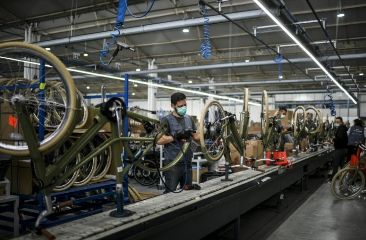 Des employés de la société InCycles Bike Group assemblent des vélos dans une usine d'Agueda, au Portugal, le 15 octobre 2021