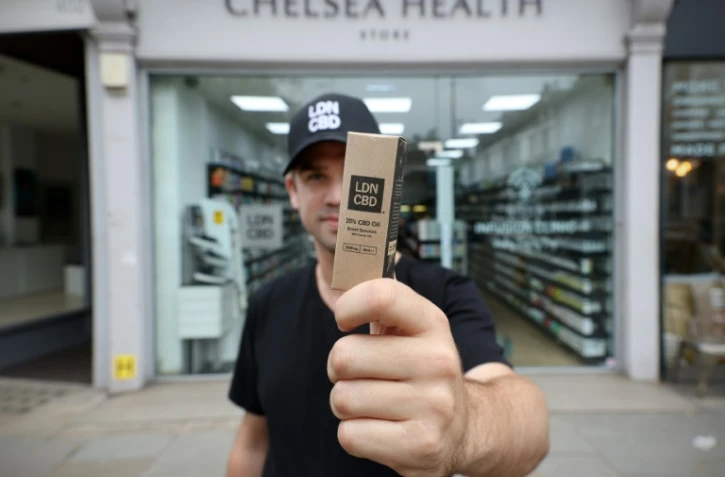 Joe Oliver, co-fondateur et patron de LDN CBD, devant son magasin Chelsea Health à Londres, le 16 août 2021