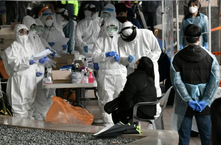 Des membres du personnel médical testent des personnes au Covid-10, le 10 mars 2020 à Séoul, en Corée du Sud