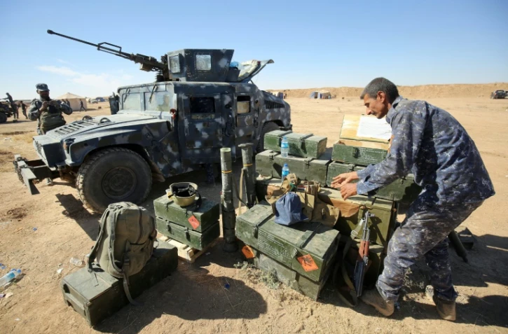 Un policier irakien prépare armes et munitions sur la base militaire de Qayyarah, à 60 kilometres de Mosoul le 16 octobre 2016