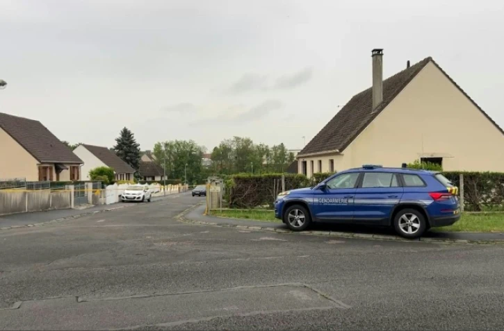 Image tirée d'une vidéo de l'AFP montrant une voiture de gendarmerie garée dans une rue de Fère-en-Tardenois où une collégienne de 14 ans a été tuée à l'arme blanche, le 6 mai 2026 dans l'Aisne