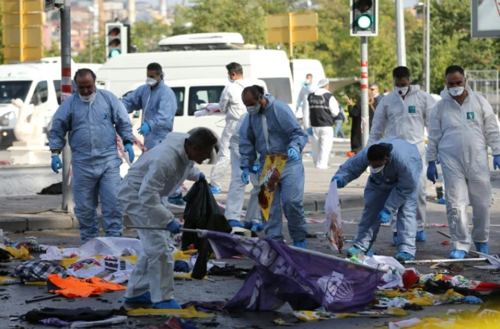 Des membres de la police scientifique recueillent des indices après un attentat suicide devant la gare d'Ankara, le 10 octobre 2015 en Turquie
