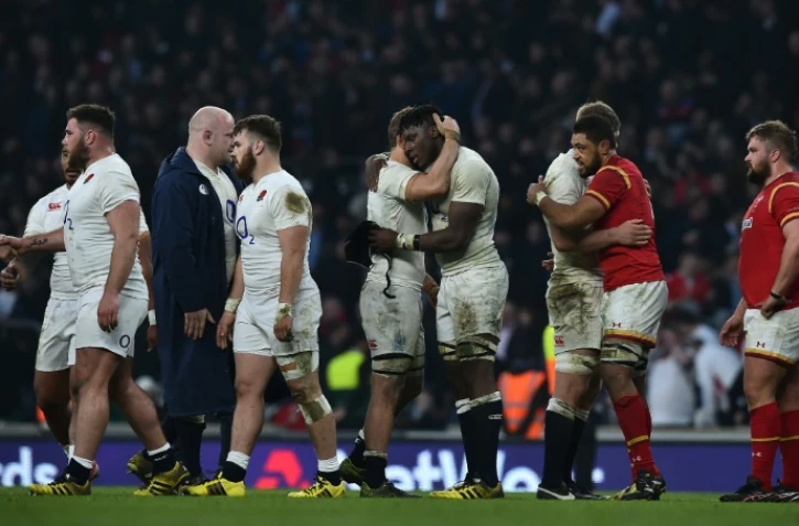 Le soulagement des joueurs du XV de la Rose Ă l'issue de leur victoire sur le pays de Galles dans le Tournoi des six nations Ă Twickenham, le 12 mars 2016