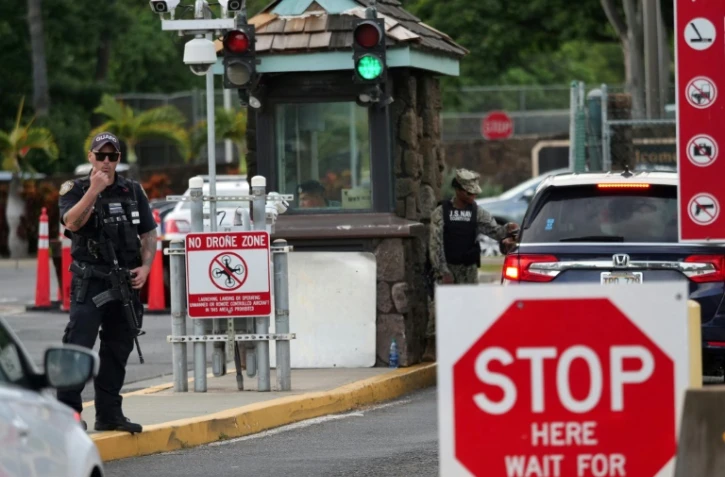 Un policier à l'entrée de la base militaire de Pearl Harbor, le 4 décembre 2019 à Hawaï