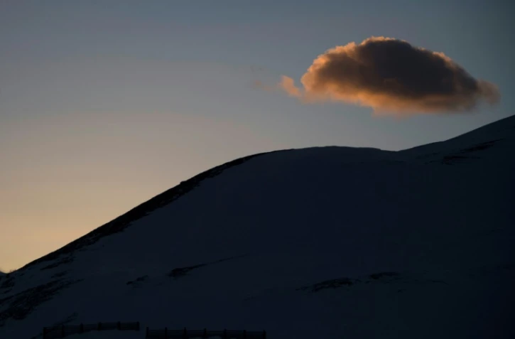 Quatre randonneurs sont morts dans les Alpes suisses et cinq autres ont été hospitalisés dans un état grave après avoir été contraints de passer la nuit de dimanche à lundi à plus de 3.200 m d'altitude, a annoncé la police du canton du Valais (sud)