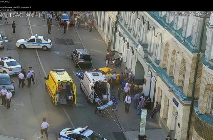 Photo fournie par le Centre de surveillance du trafic routier montrant le lieu près de la place Rouge à Moscou où un taxi a heurté des passants, le 16 juin 2018