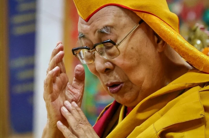 Le Dalai Lama en prière au temple tibétain de McLeod Ganj (Inde) le 5 juillet 2025, veille de son 90e anniversaire.