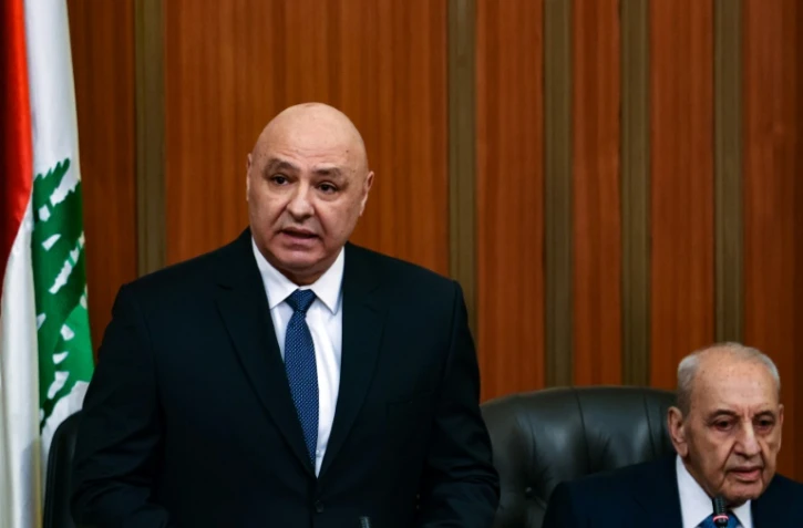 Le président libanais nouvellement élu, Joseph Aoun (à gauche), se tient à côté du président du Parlement, Nabih Berri, alors qu'il prononce un discours au Parlement à Beyrouth, le 9 janvier 2025