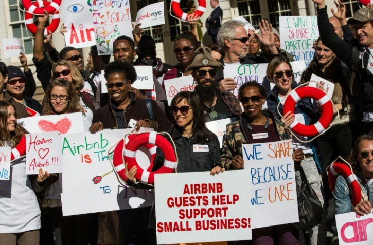 Des personnes manifestent en soutien à la plateforme Airbnb à New York, où la municipalité a restreint le droit de propriétaires à louer leur logement moins de 30 jours