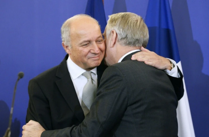 Le désormais ex-ministre des Affaires étrangères, Laurent Fabius, félicitant son successeur, Jean-marc Ayrault, à Paris, le 12 février 2016