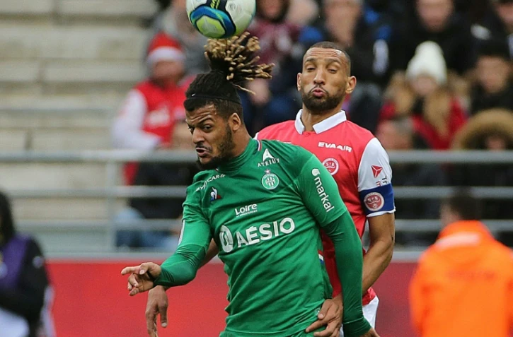 L'attaquant de Saint-Etienne, Lois Diony (g), à la lutte avec le défenseur franco-marocain de Reims, Yunis Abdelhamid, lors du match de Ligue 1 à Reims, le 8 décembre 2019